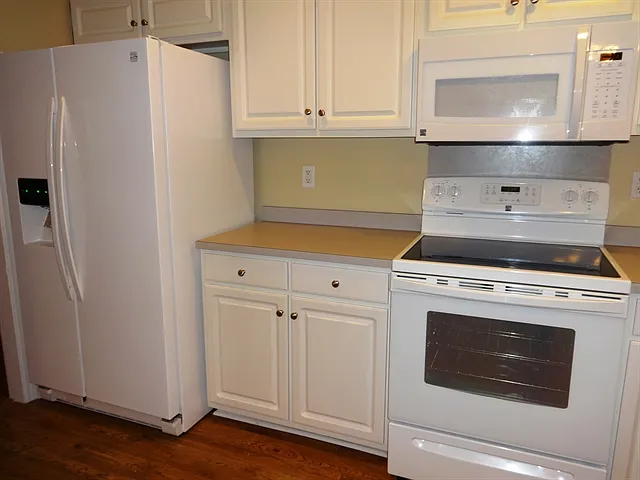 4 bed, 2.0 bath, 1643 sqft, $2,320 — Photo 2
