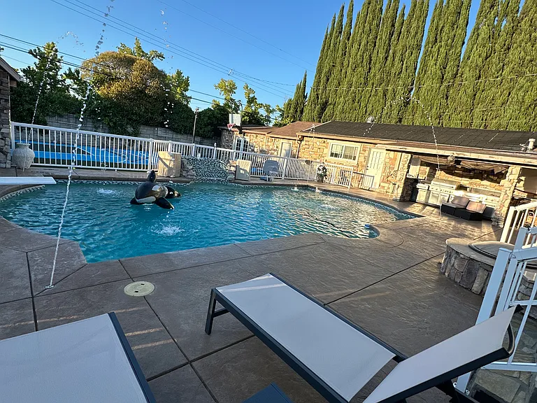 Armstrong Dr — Photo 4