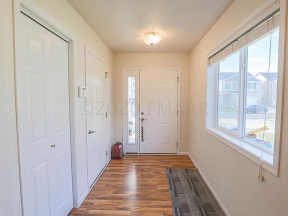 5th image of 932 30th Ave W