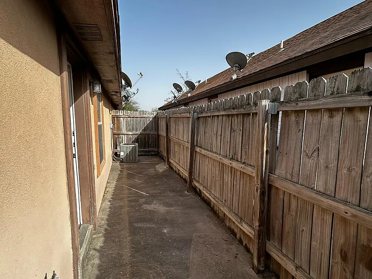 2101 Bahamas Dr #2 — Photo 9