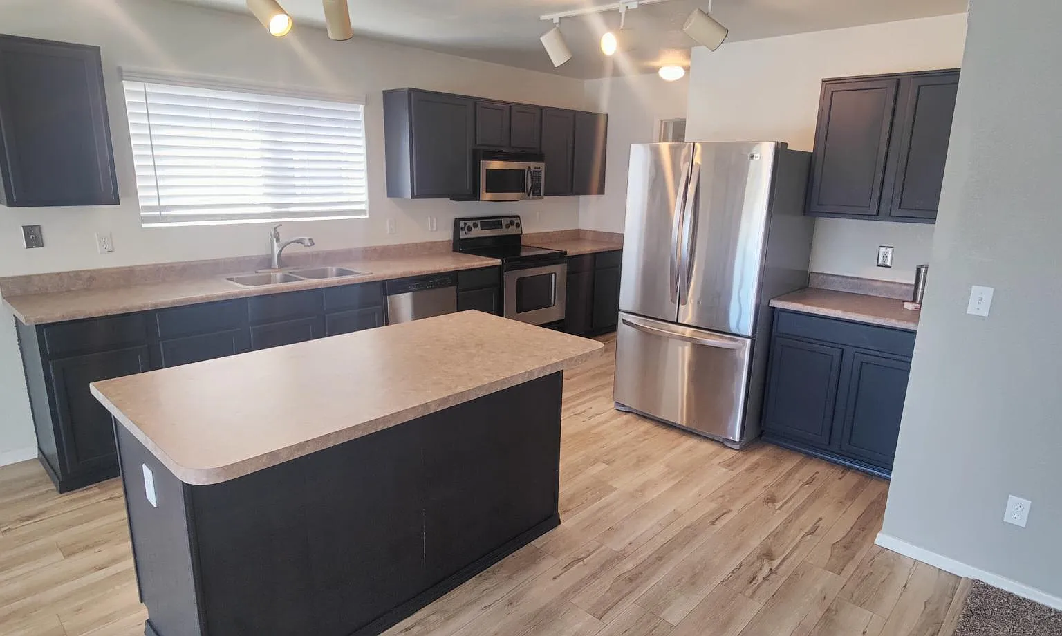 5 bed, 2.5 bath, 2886 sqft, $2,600 — Photo 4