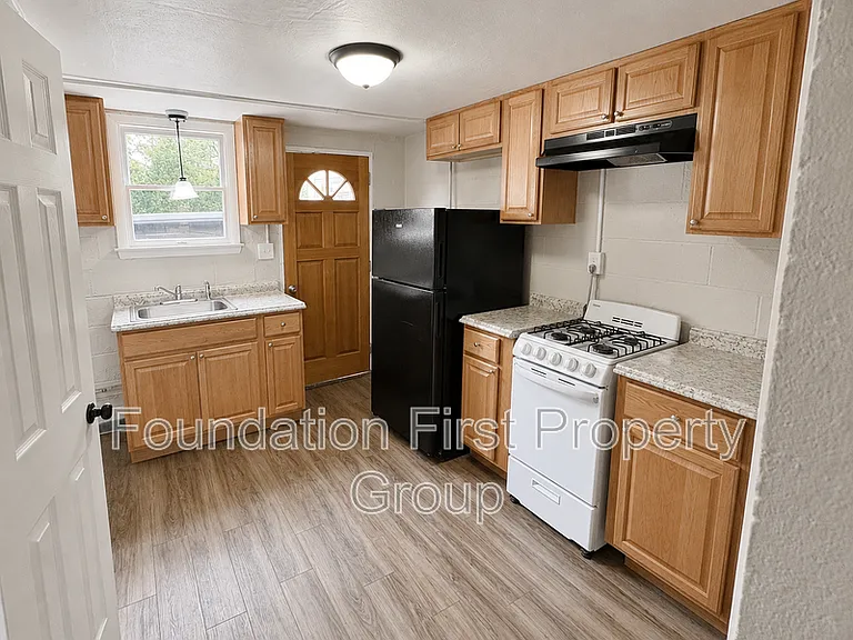 240 W High St #8 — Photo 1