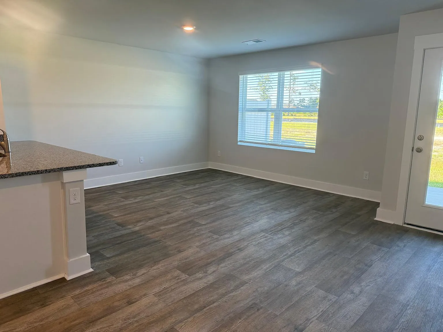 3 bed, 2.5 bath, 1418 sqft, $1,799 — Photo 2