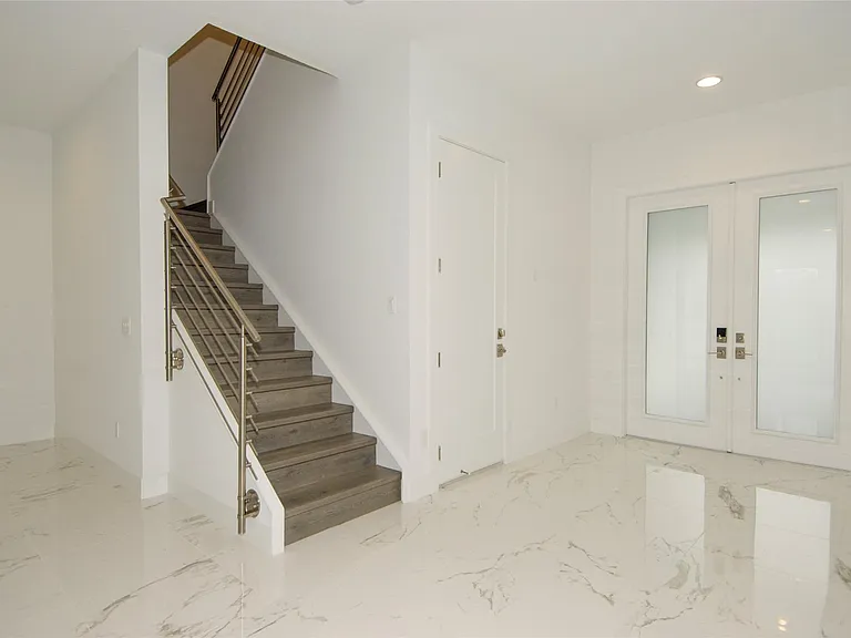 1435 SW 23rd St — Photo 13