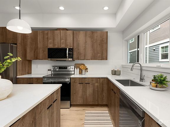 2nd image of 119 26th Avenue E #D