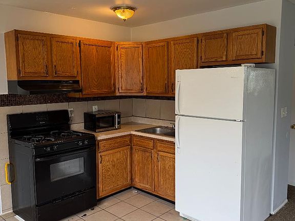 2nd image of 2461 Stieber St