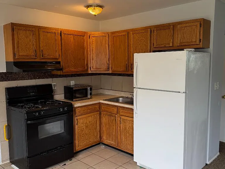 2461 Stieber St — Photo 2