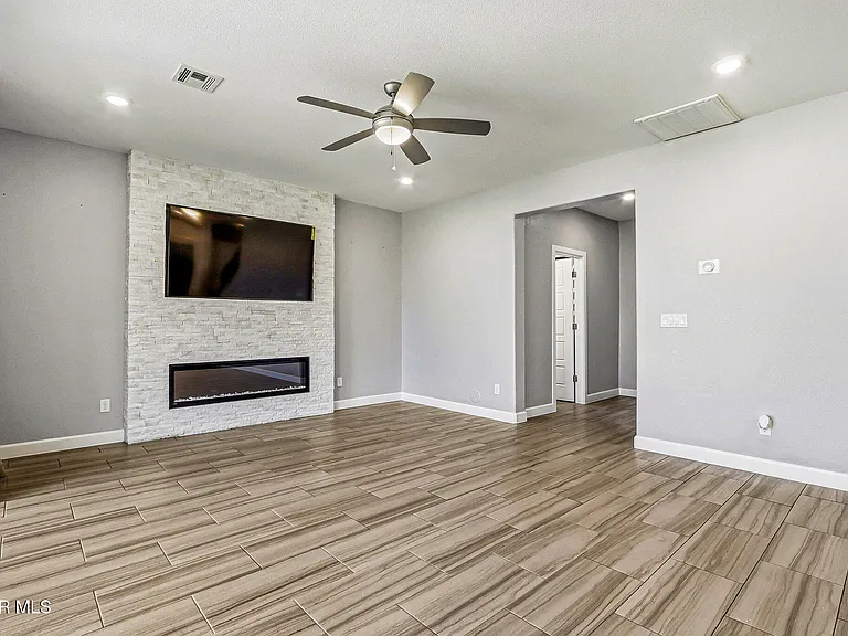 13082 Oakhampton Ave — Photo 10