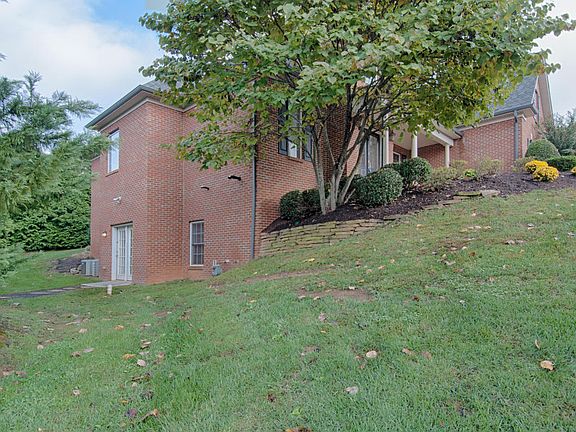 4th image of 331 Willow Walk Ln