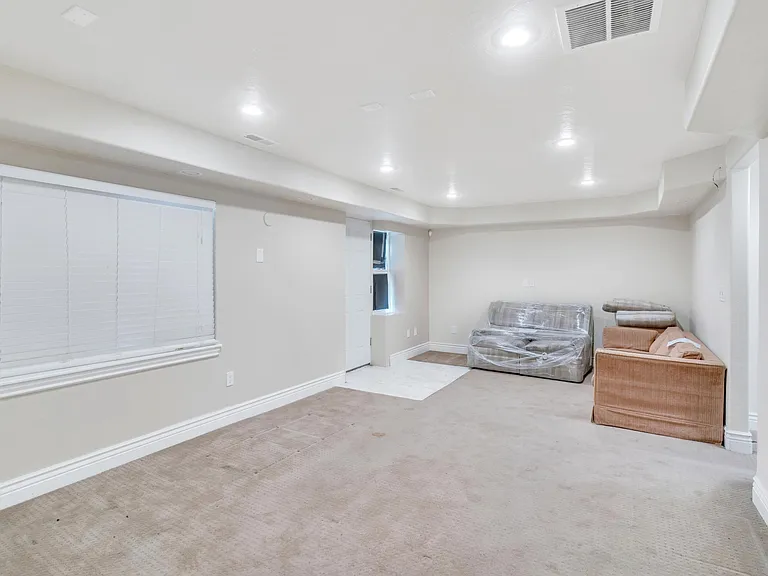 874 W 200 N — Photo 11