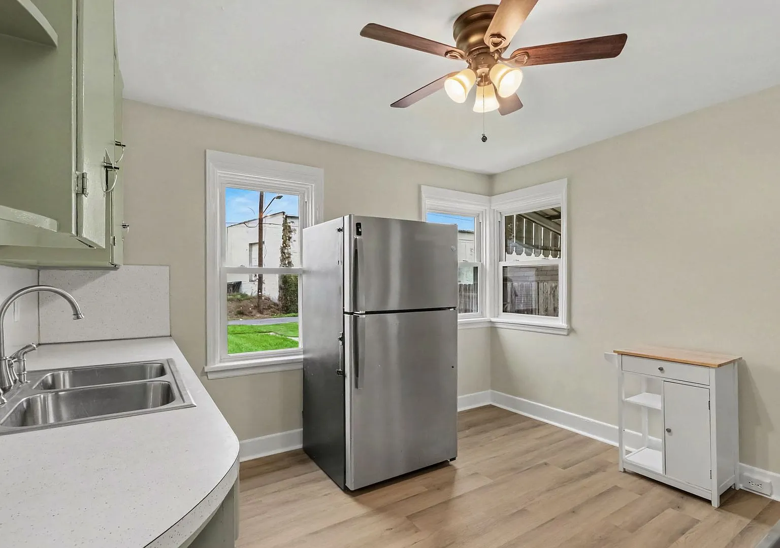 3 bedroom Brick Cape Cod in Carlisle — Photo 3