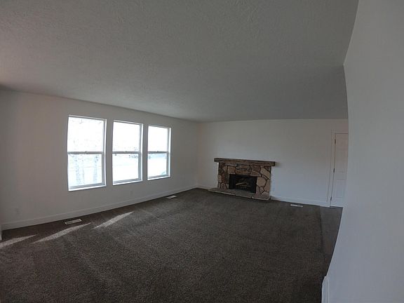 5th image of 215 E 550 N