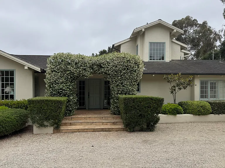 647 Tabor Ln — Photo 2