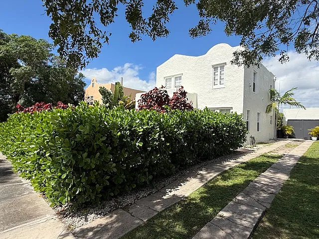 965 39th Ct — Photo 2