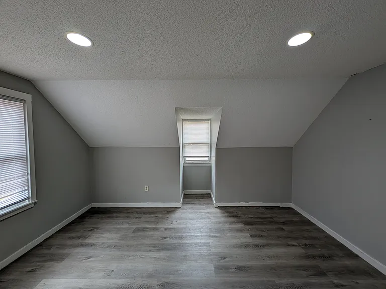 12084 Vaughan St — Photo 11