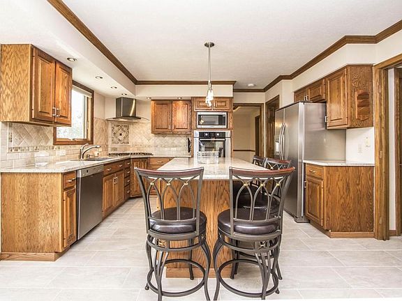 4th image of 210 Granby Pl W