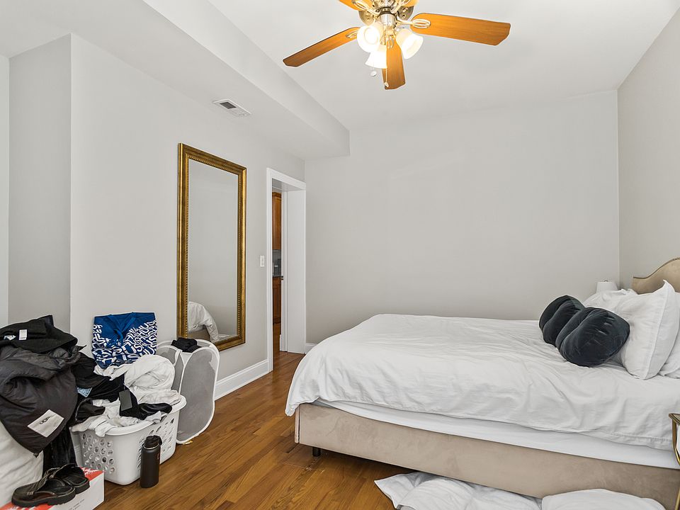 Main bedroom ensuite with walk in closet