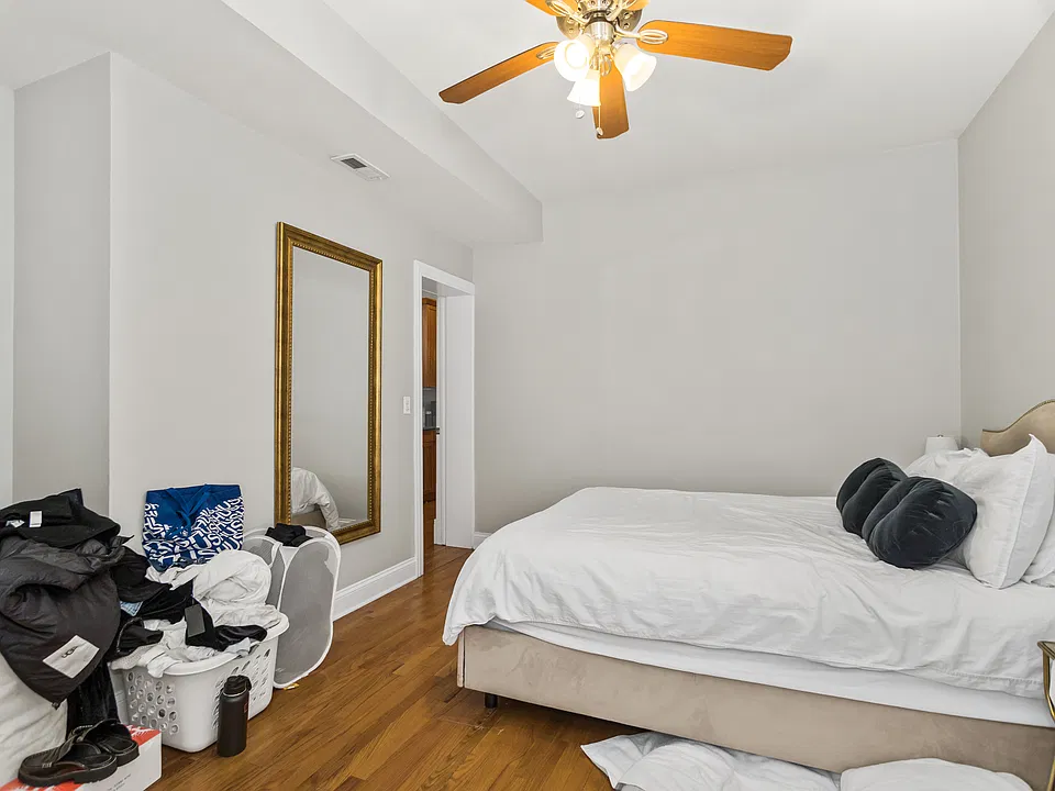 Main bedroom ensuite with walk in closet