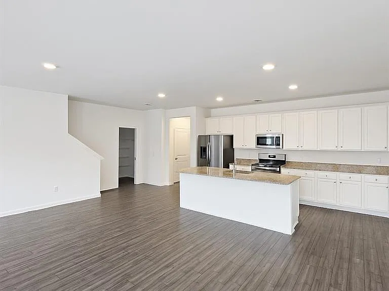 15 Goshawk St — Photo 3