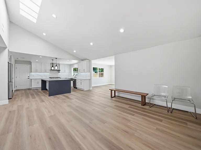 1814 N San Antonio Ave — Photo 12