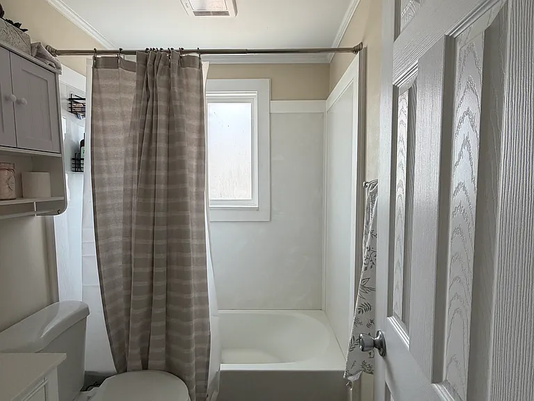 402 Roseberry St — Photo 10