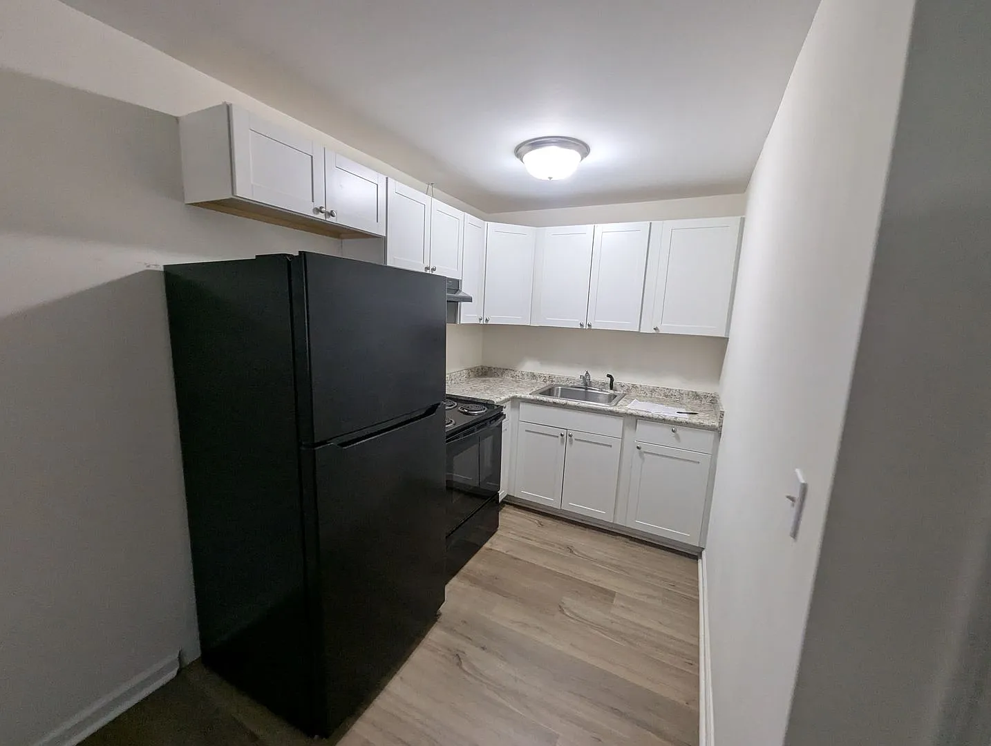 Colonial Apartments - 370 Peabody St — Photo 2