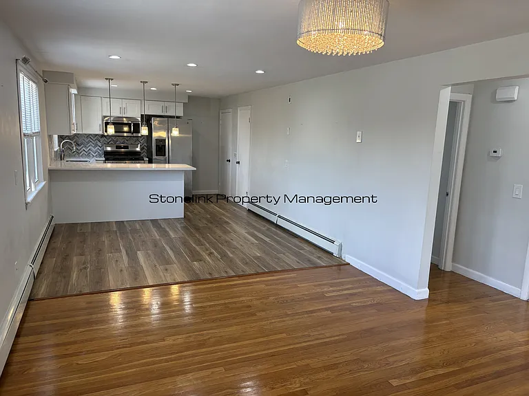 321 Budlong Rd — Photo 7