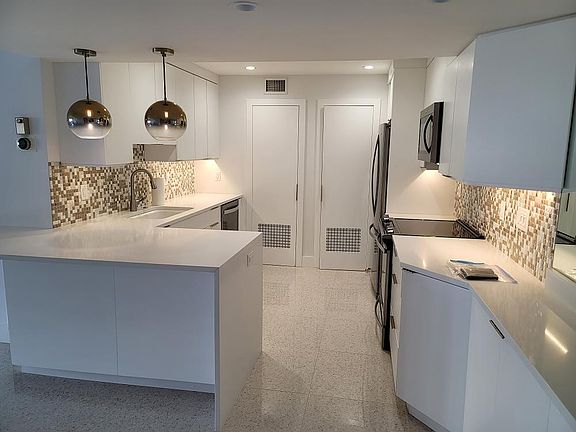 3rd image of 330 SE 20th Ave APT 408