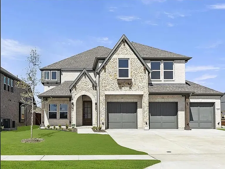2276 Valencia Dr — Photo 2
