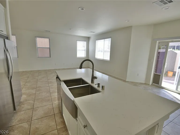3041 Lake Como Ave — Photo 10
