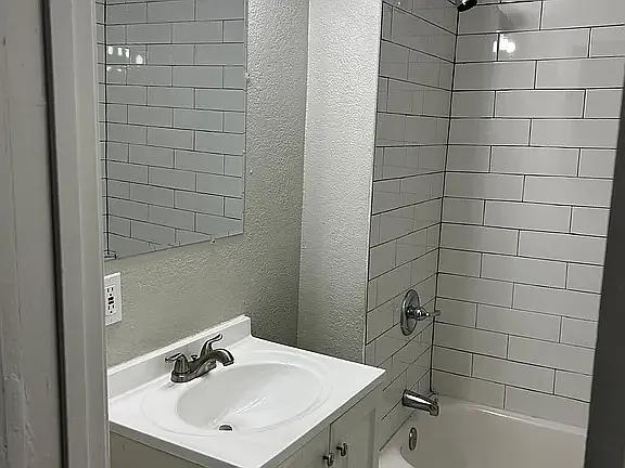 121 S Fuller St — Photo 7