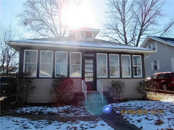 54 Eckhard Ave, Wood River, IL 62095