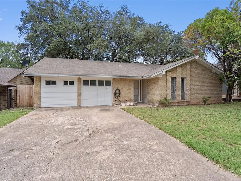 703 Huntingdon Pl — Photo 2