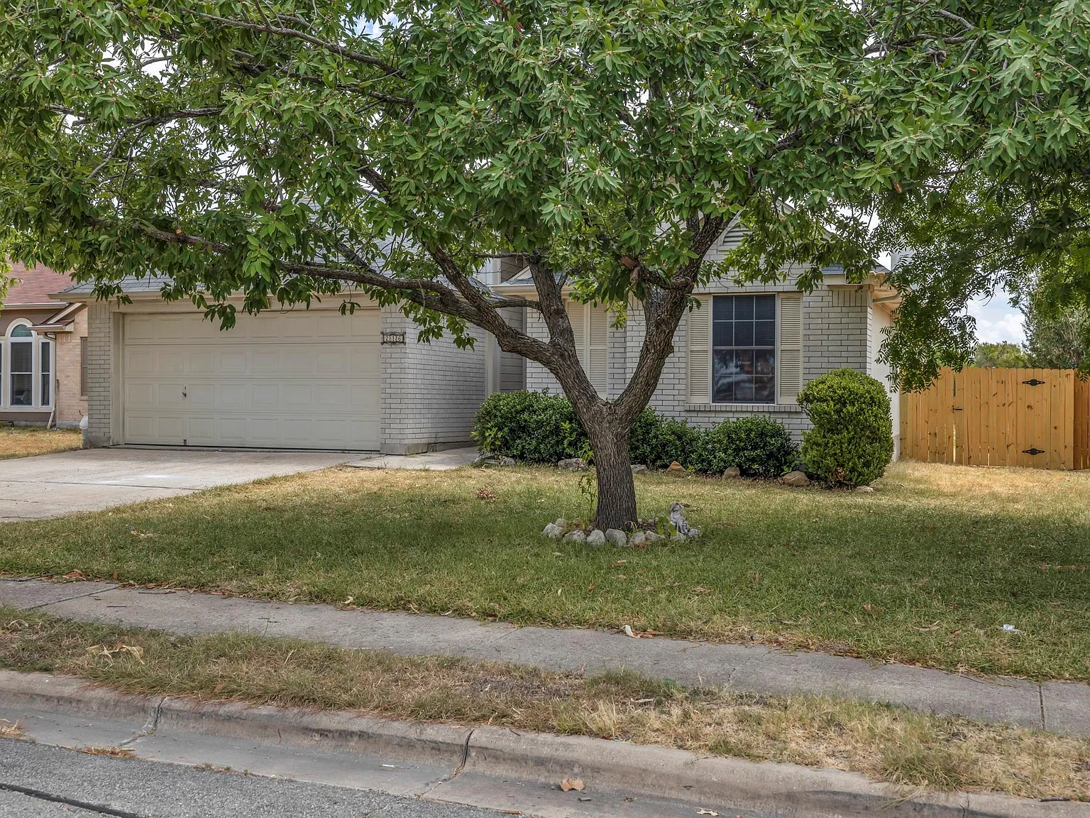 3 bed, 2.0 bath, 1662 sqft, $1,995 — Photo 2