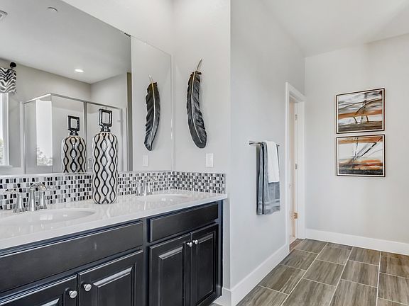 Dual sinks in owner s bath