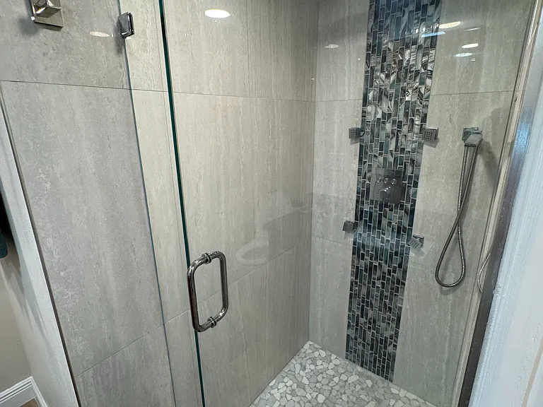 Guest bathroom with rain shower and jets