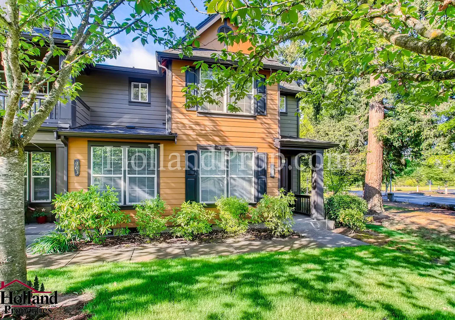 Beautiful Condo In Excellent Hillsboro Location! — Photo 3