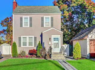 1745 Poplar St, Merrick, NY 11566