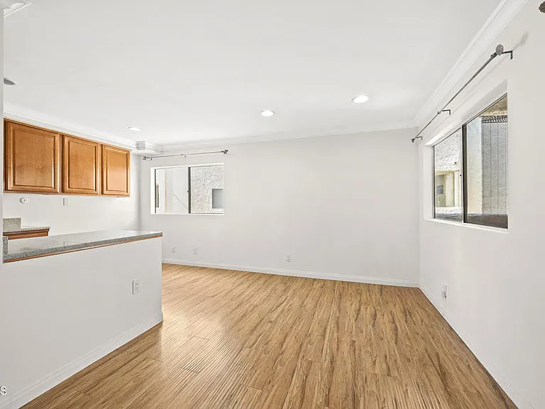 1339 N Columbus Ave #204 — Photo 9
