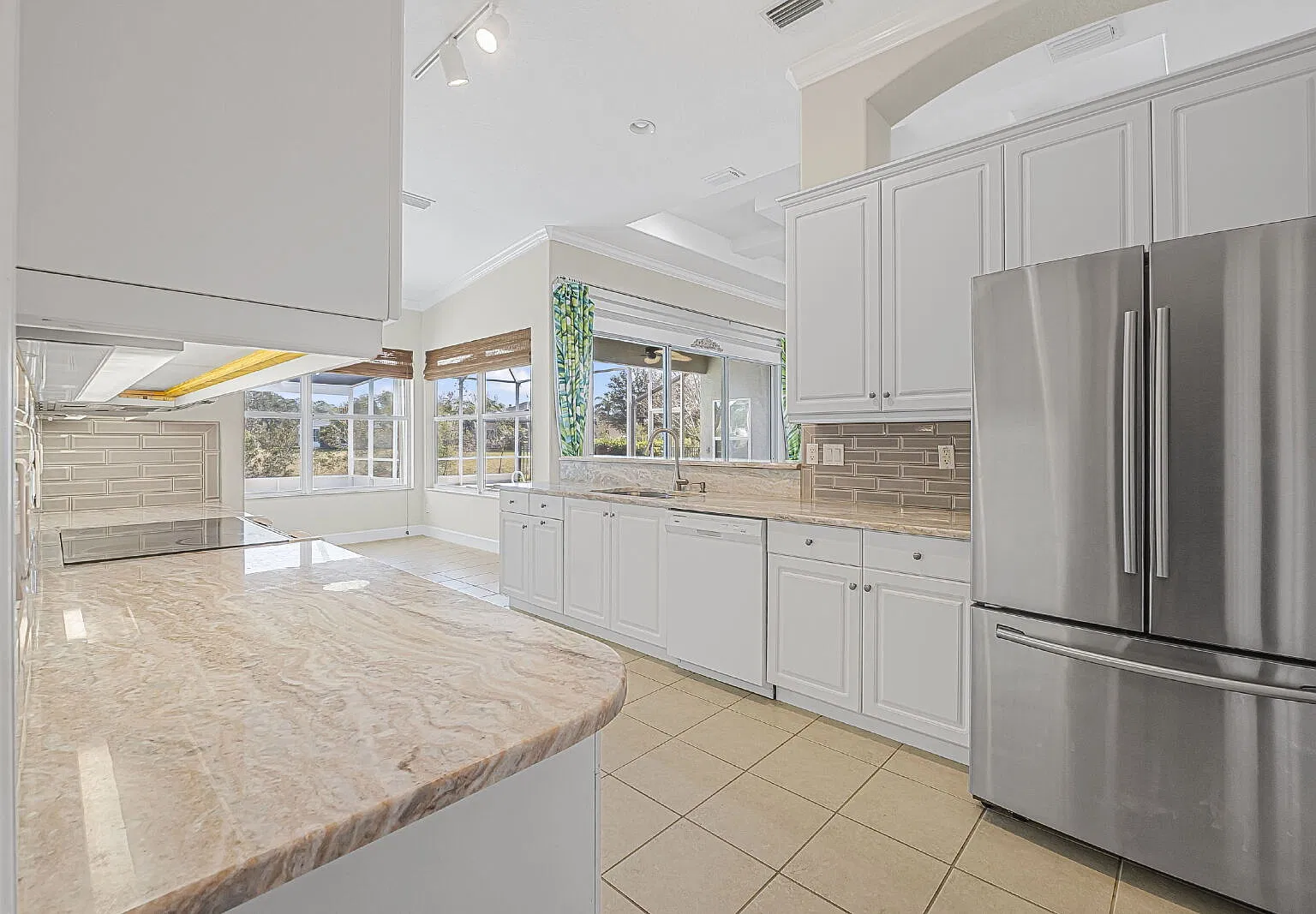 3 bed, 2.0 bath, 1929 sqft, $3,200 — Photo 2