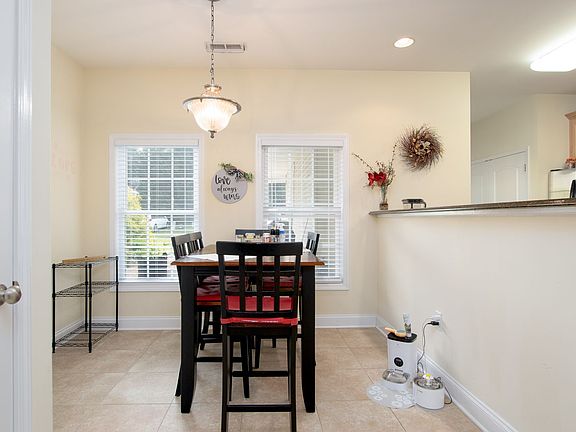 4th image of 165 Phoenix Blvd NW