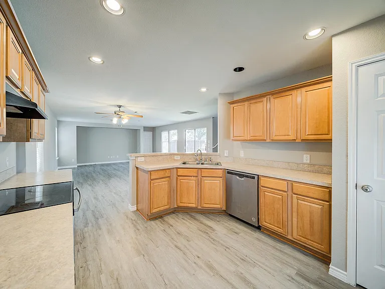 6908 Planters Row Dr — Photo 7