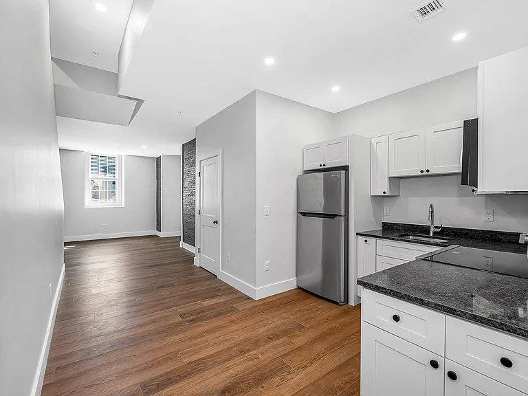 241 W 6th St #101 — Photo 4