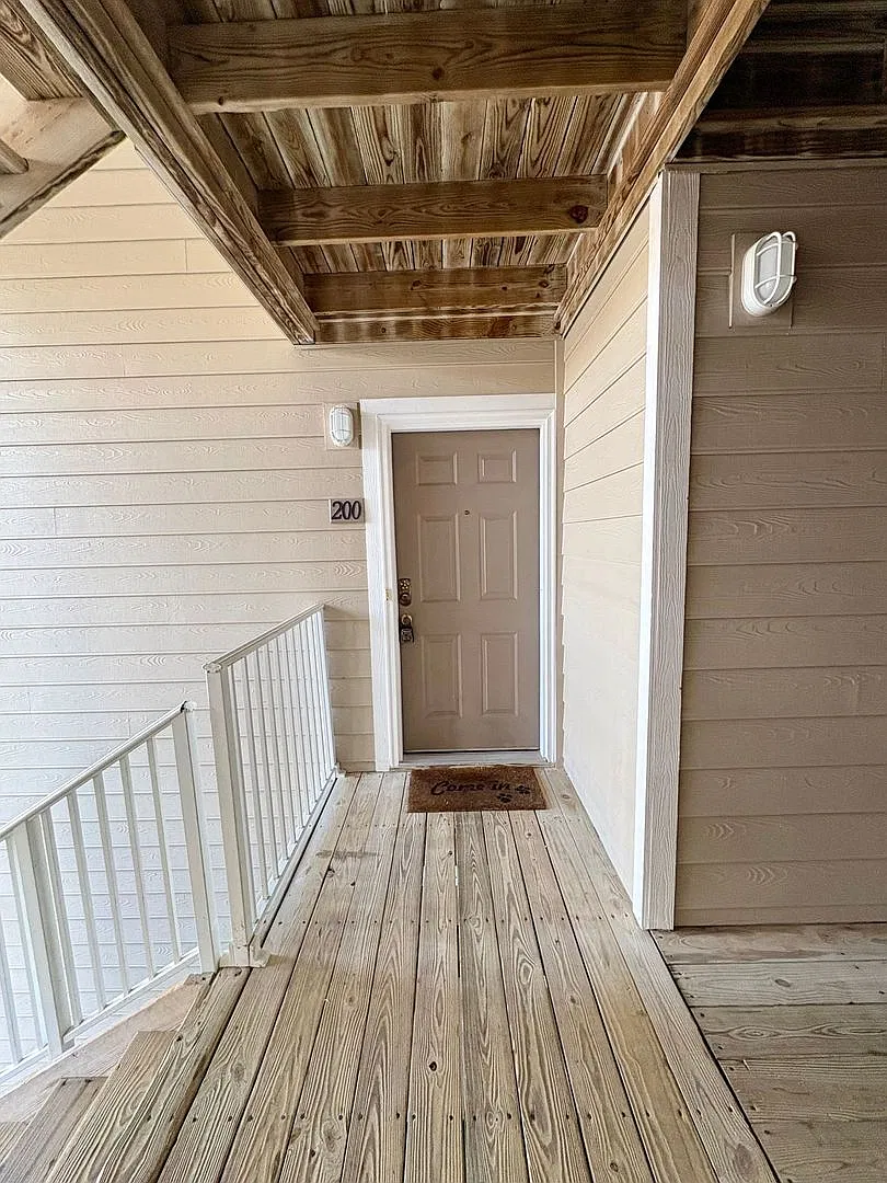 Large 2nd Floor Condo — Photo 4