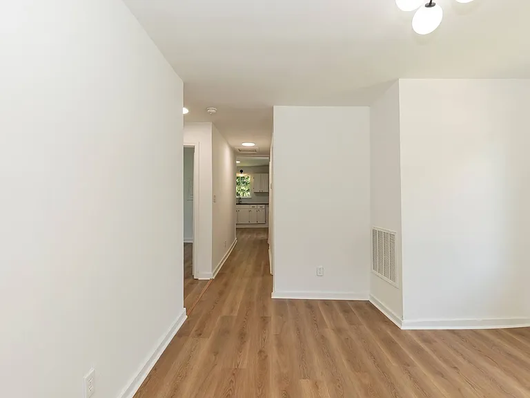 423 E Rockspring St — Photo 9