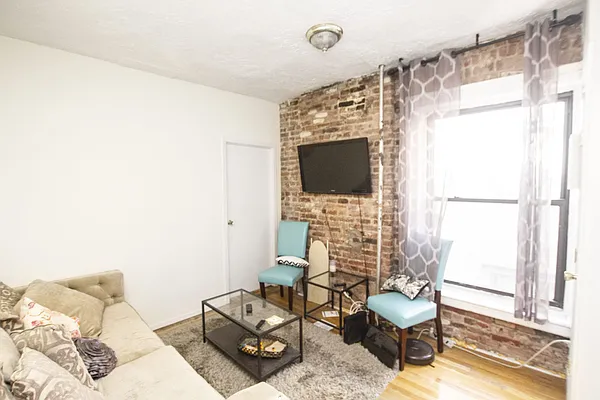 Rented by Jonis Realty | media 2