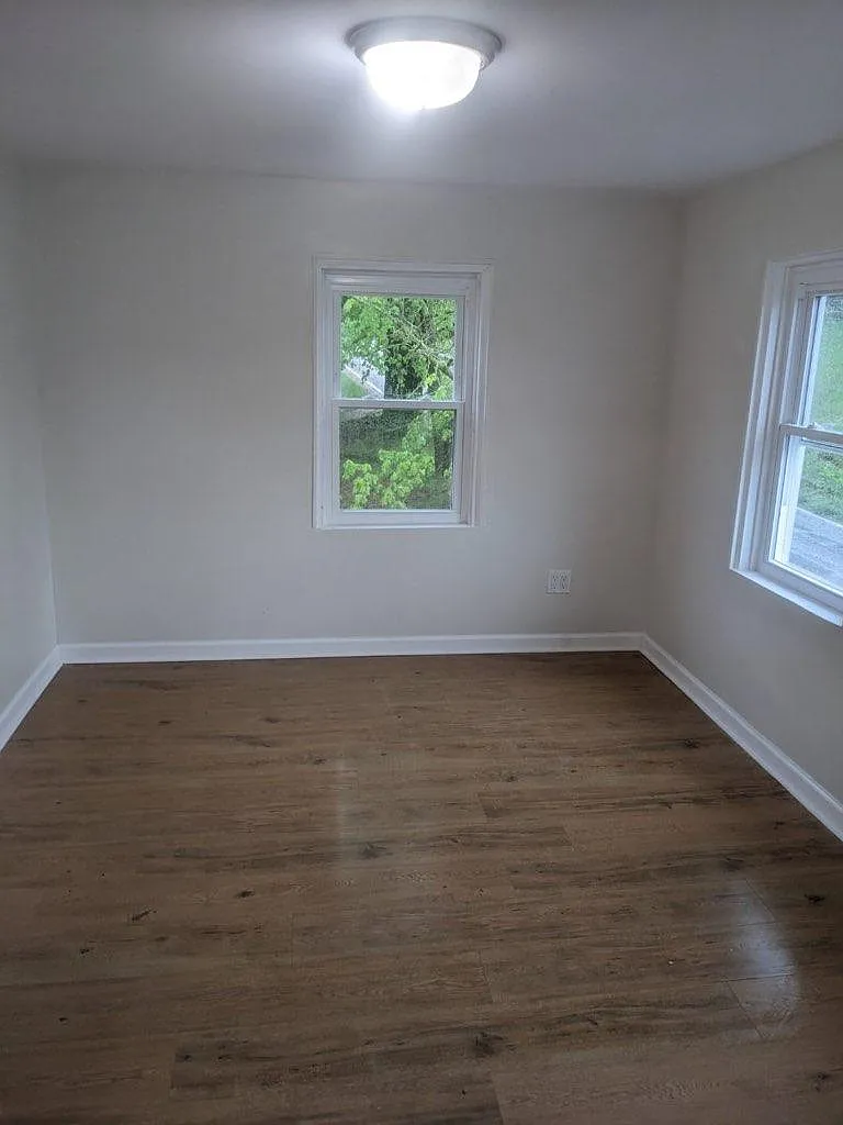4 bed, 1888 sqft, $1,999 — Photo 2