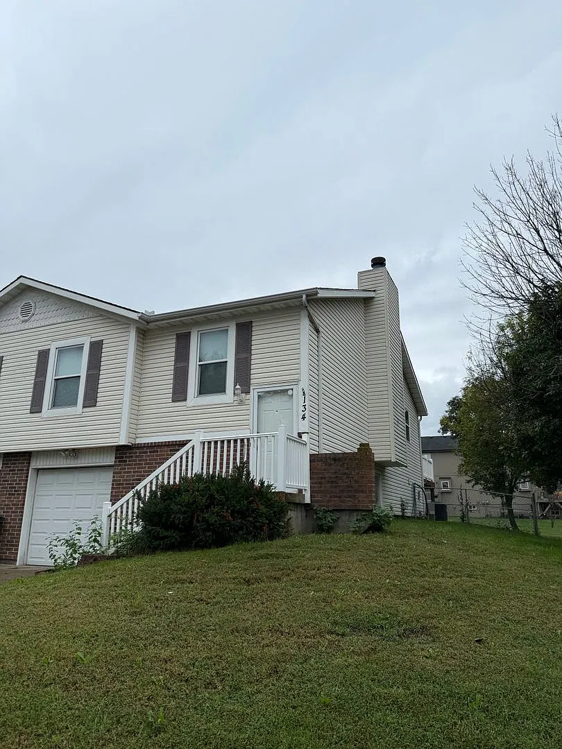 Beautiful 3 Bedroom, 2 Bathroom Olathe Duplex on Corner Lot with Fenced in yard and Vaulted Ceili... — Photo 3