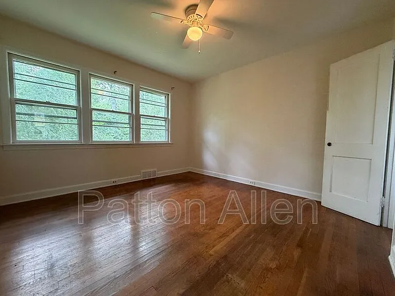 110 Locust Ct — Photo 16