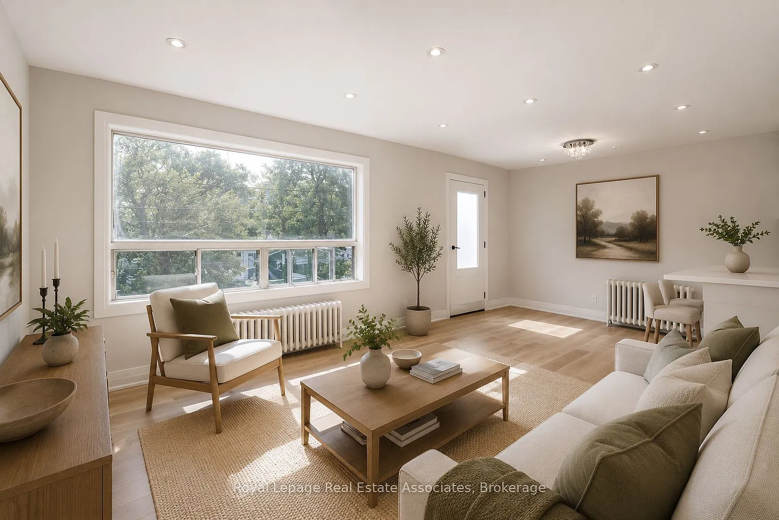 237 Lakeshore Rd E — Photo 2